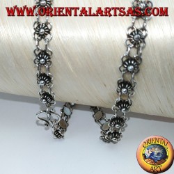 Collar de plata con flores pequeñas (girogola)