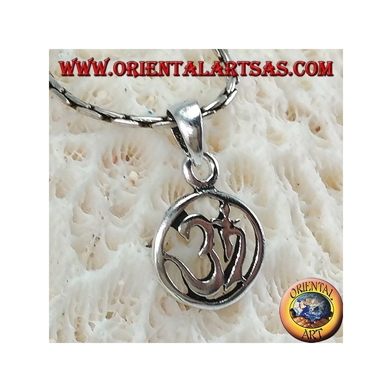 Colgante medallón de plata con Oṁ Óm y Aum tallados (sílaba sagrada)
