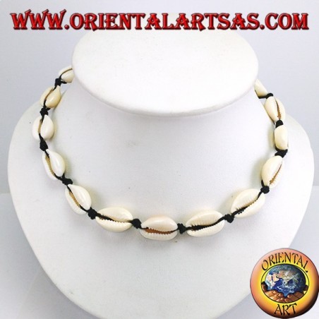Collana girocollo di conchiglie di ciprea con catena e con moschettone (regolabile)
