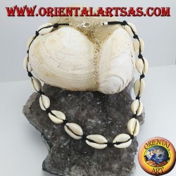 Collier ras du cou de cauris avec chaîne et mousqueton (réglable)