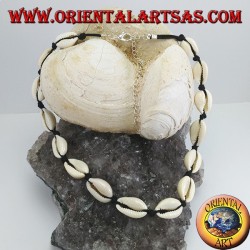 Gargantilla collar de conchas de cauri con cadena y mosquetón (ajustable)
