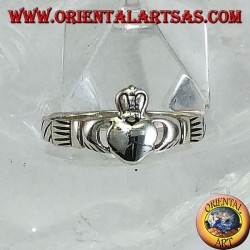 anillo de plata Claddagh símbolo celta de amor y de lealtad Amicizzia