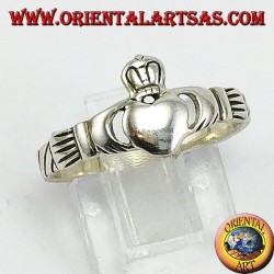 silver ring Claddagh Celtic symbol of Love and Loyalty Amicizzia