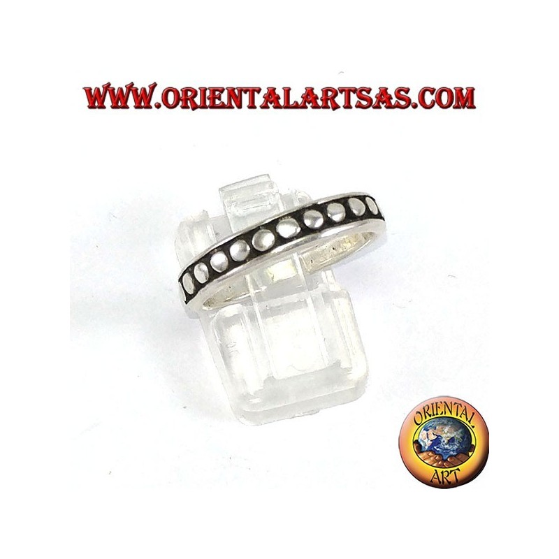 Silberner Ring mit Punkten