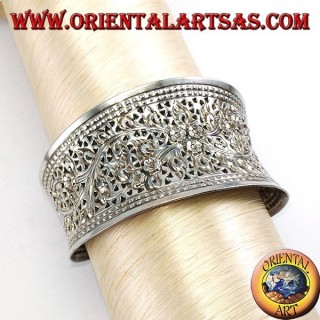 Breites silbernes Armband, handbemeißelt mit floralen Motiven (konkav)