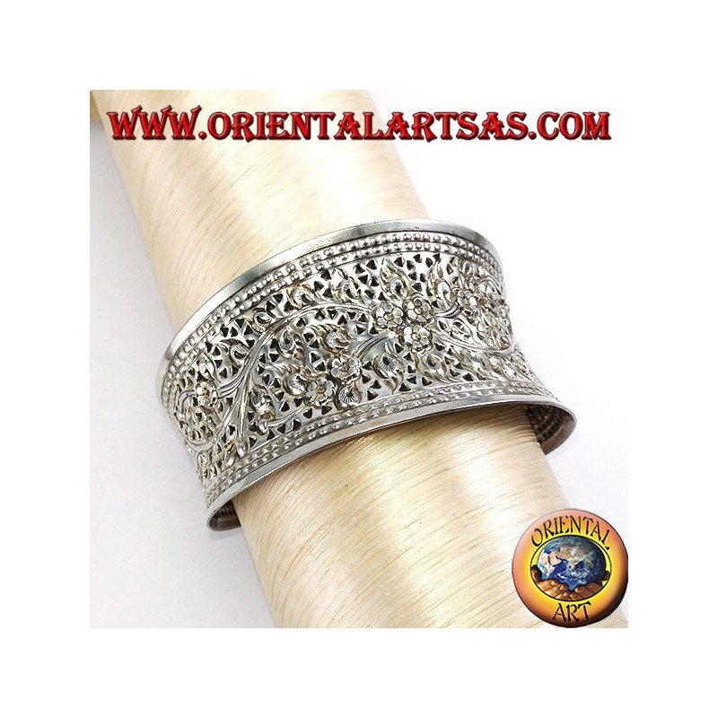 Wide silver bracelet, hand chiselled with floral motifs (concave)