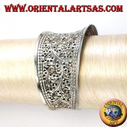 Pulsera ancha de plata, cincelada a mano con motivos florales (cóncavo)