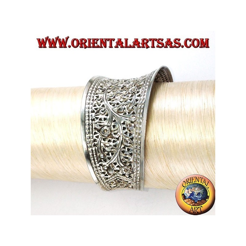 Breites silbernes Armband, handbemeißelt mit floralen Motiven (konkav)
