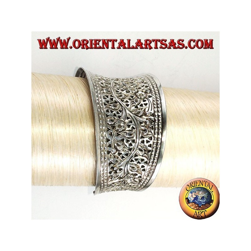 Wide silver bracelet, hand chiselled with floral motifs (concave)