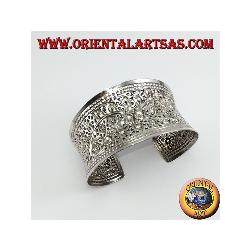 Pulsera ancha de plata, cincelada a mano con motivos florales (cóncavo)