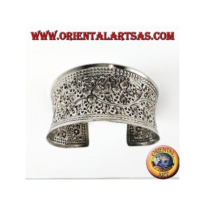 Wide silver bracelet, hand chiselled with floral motifs (concave)