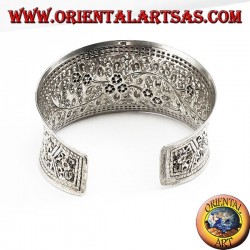 Breites silbernes Armband, handbemeißelt mit floralen Motiven (konkav)
