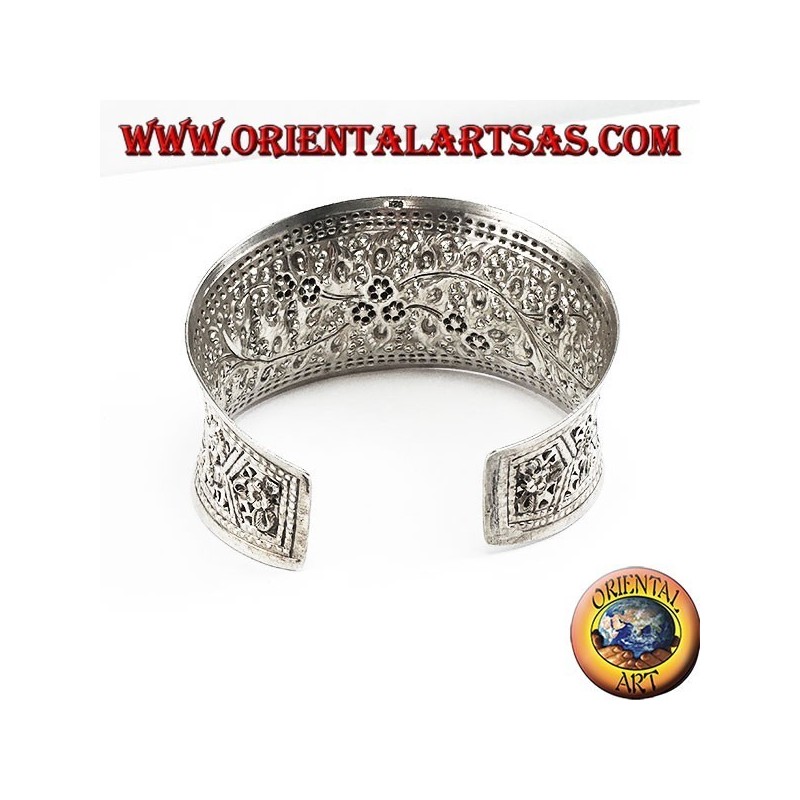 Wide silver bracelet, hand chiselled with floral motifs (concave)