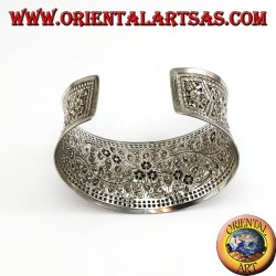 Breites silbernes Armband, handbemeißelt mit floralen Motiven (konkav)