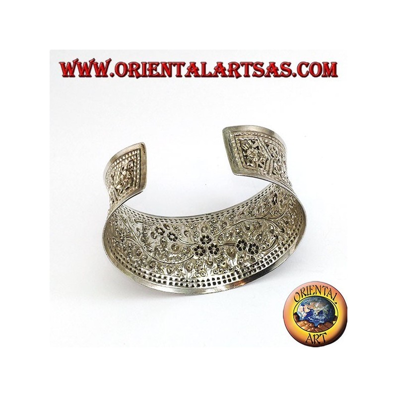 Breites silbernes Armband, handbemeißelt mit floralen Motiven (konkav)