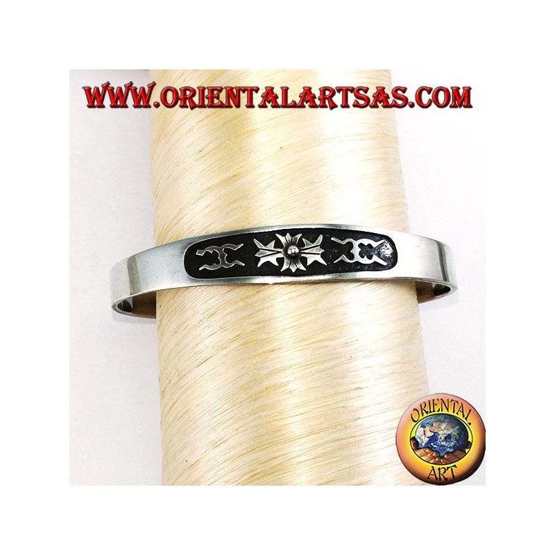 Bracciale in argento a manetta con intaglio a bassorilievo centrale