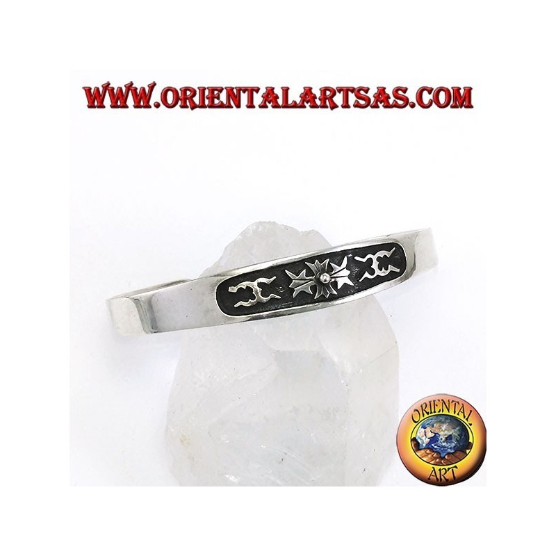 Brazalete de plata con talla central en bajo relieve