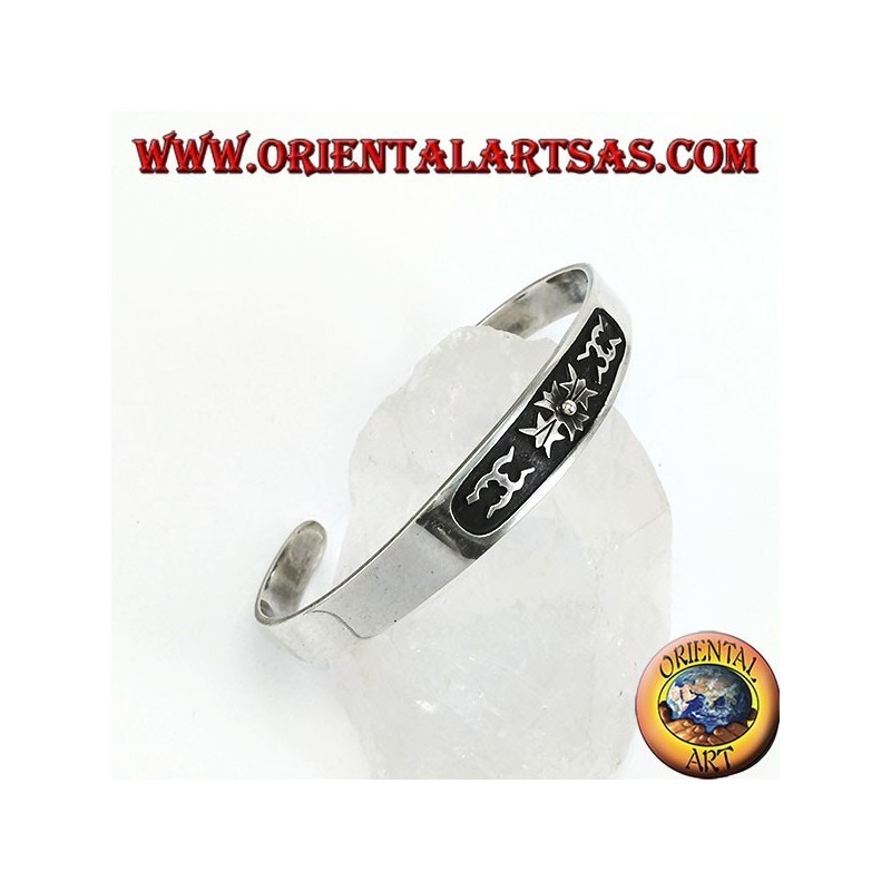 Bracciale in argento a manetta con intaglio a bassorilievo centrale