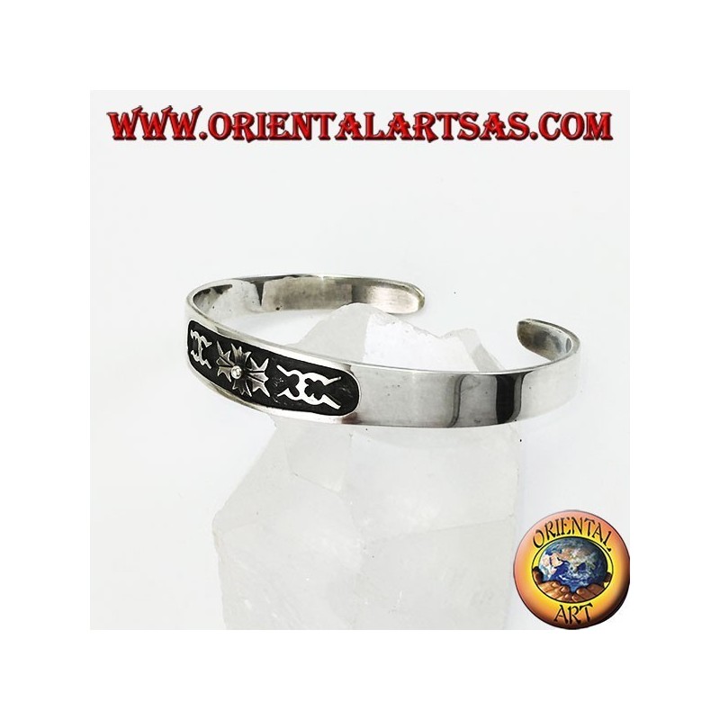 Bracciale in argento a manetta con intaglio a bassorilievo centrale
