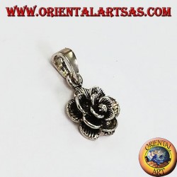 Pendentif en argent sous la forme d'une fleur rose