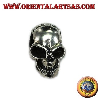 Pendentif en argent avec un crâne perforé