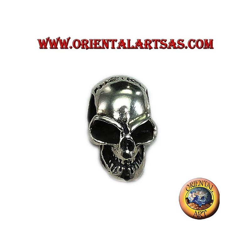 Pendentif en argent avec un crâne perforé