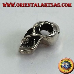 Pendentif en argent avec un crâne perforé