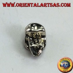 Cráneo colgante de plata con una calavera perforada