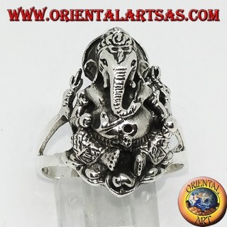 Anillo de plata con Ganesh sentado en la flor de loto