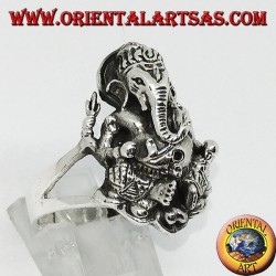 Silberner Ring mit Ganesh, der auf der Lotosblume sitzt