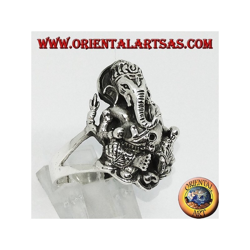 Silberner Ring mit Ganesh, der auf der Lotosblume sitzt