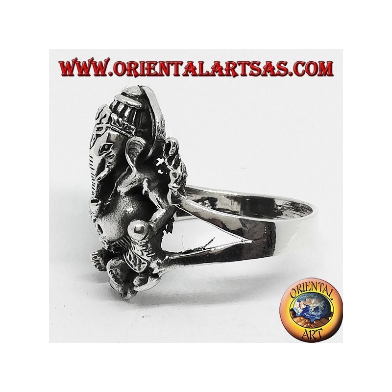 Anello d'argento con Ganesh seduto sul fior di loto