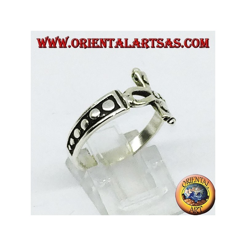 Anillo de plata, con ankh de cruz tachonada.