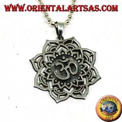 Colgante de plata con sílaba sagrada Auṃ u Oṃ en la flor de loto