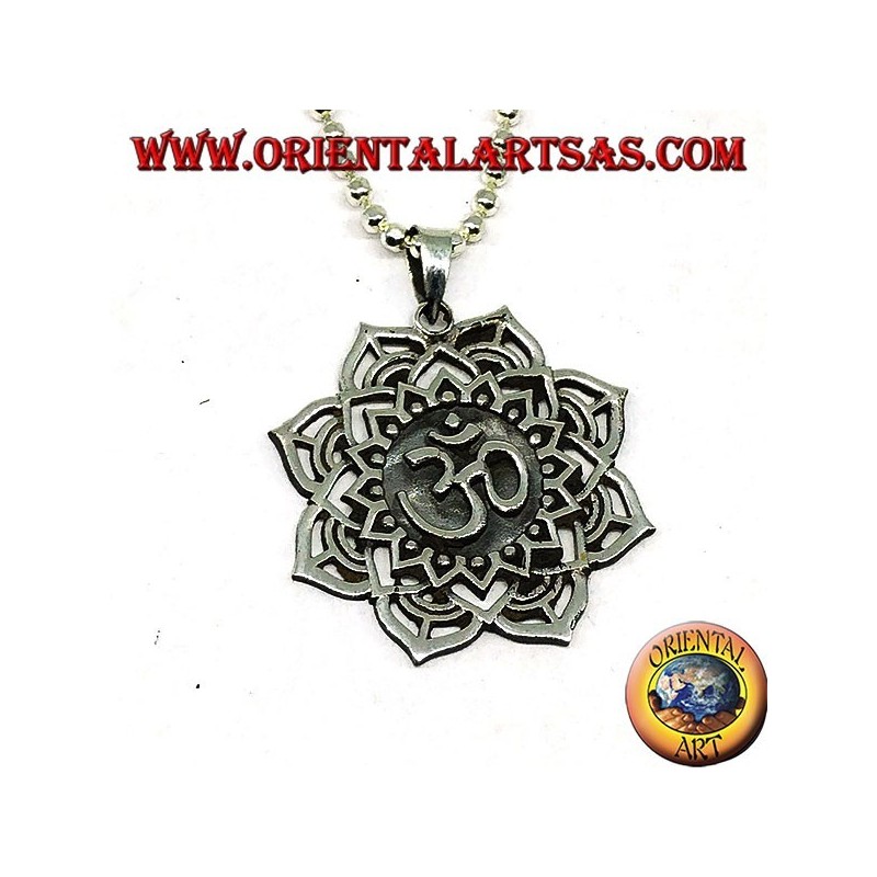 Pendentif en argent avec syllabe sacrée Auṃ ou Oṃ sur la fleur de lotus