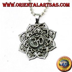 Pendentif en argent avec syllabe sacrée Auṃ ou Oṃ sur la fleur de lotus