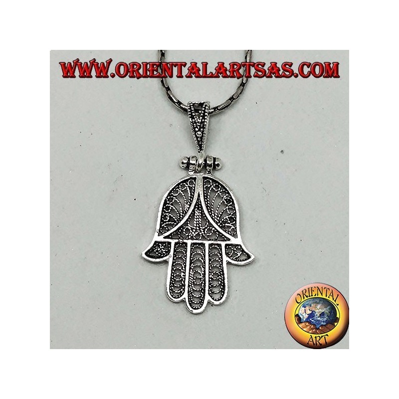 Pendentif dans les mains de Fatima ou Miriam Hamsa en filigrane