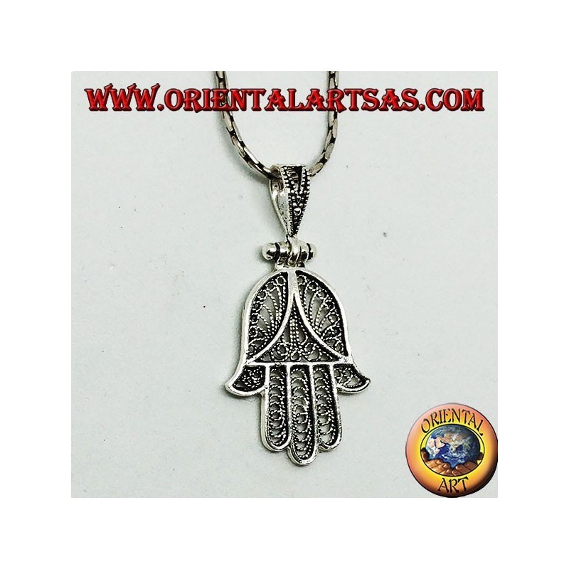 Pendentif dans les mains de Fatima ou Miriam Hamsa en filigrane