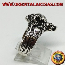 Bague en argent avec une tête de sanglier
