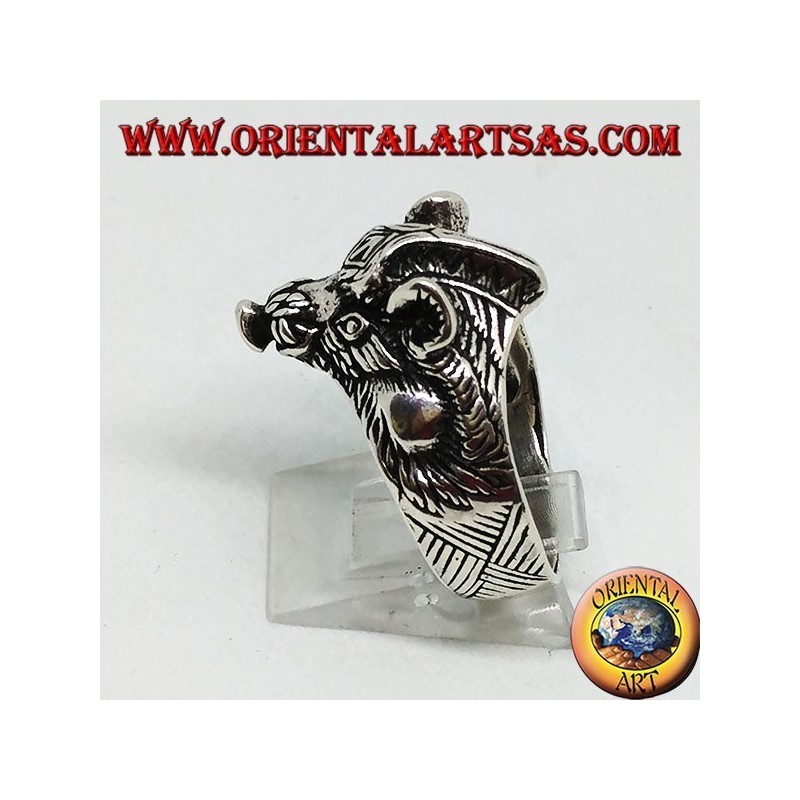 Silberner Ring mit einem Eberkopf