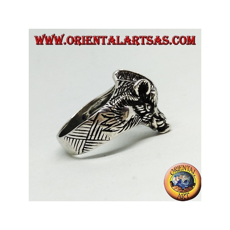 Anillo de plata con cabeza de jabalí.