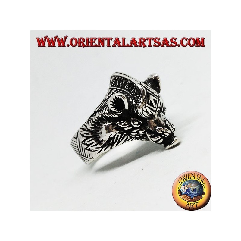 Bague en argent avec une tête de sanglier