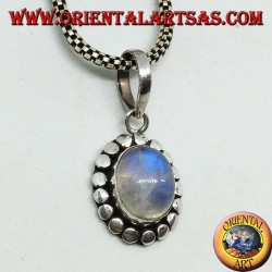 Colgante de plata con labradorita blanca con fluorescencia azul.