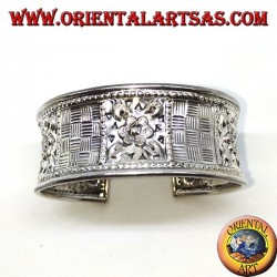 Handgemeißeltes breites Silberarmband mit quadratischen Blumenmotiven