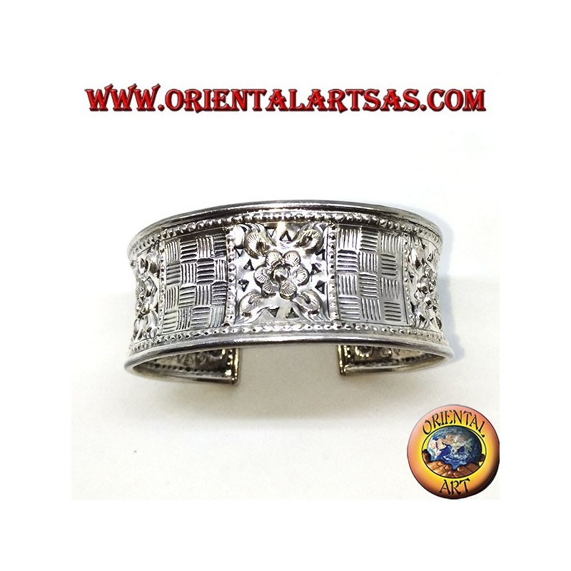 Handgemeißeltes breites Silberarmband mit quadratischen Blumenmotiven