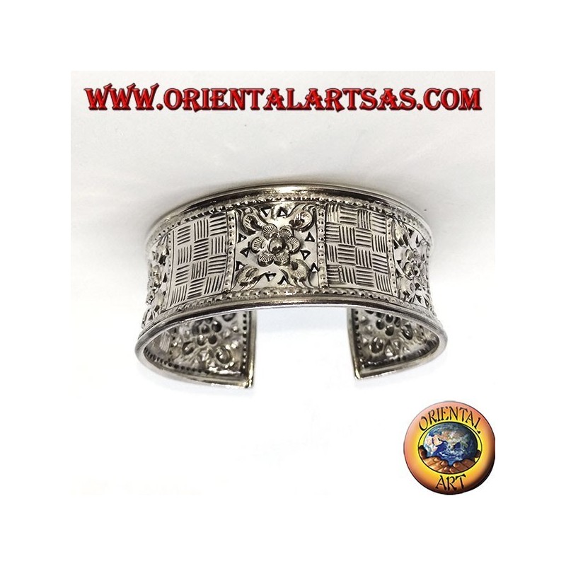 Bracelet large en argent ciselé à la main avec motifs floraux carrés