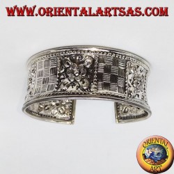 Handgemeißeltes breites Silberarmband mit quadratischen Blumenmotiven