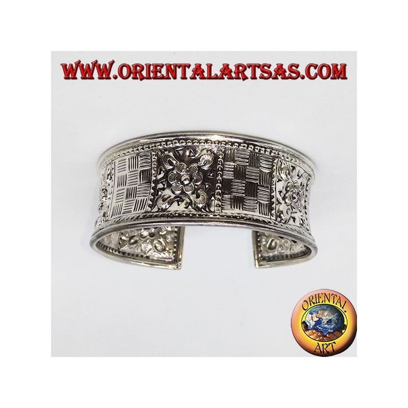Handgemeißeltes breites Silberarmband mit quadratischen Blumenmotiven