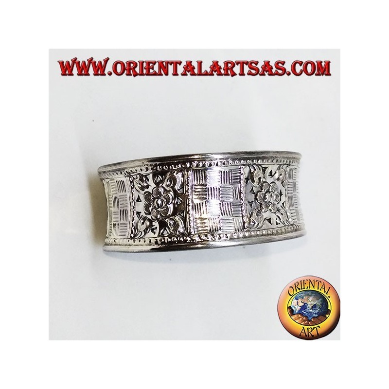 Bracelet large en argent ciselé à la main avec motifs floraux carrés