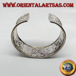 Handgemeißeltes breites Silberarmband mit quadratischen Blumenmotiven